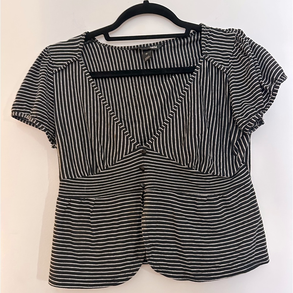 H&M cute cap sleeve shirt with buttons. black and white stripes, size s.